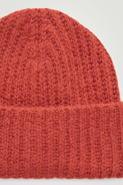 NOMA  レネ・レゼピ RIBBED ALPACA-BLEND BEANIE - BRIGHT RED | COS