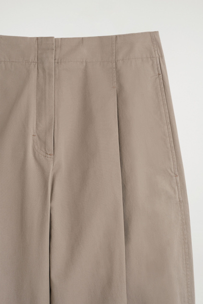 PLEATED BARREL-LEG CHINOS - MOLE | COS