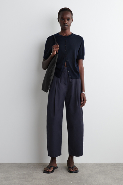 最終限定値下げCOS |Pleated Barrel-Leg Chinos PLEATED BARREL-LEG CHINOS - KHAKI | COS