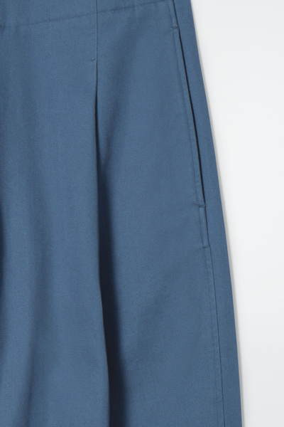 PLEATED BARREL-LEG CHINOS - BLUE | COS