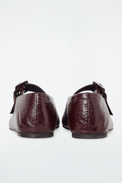 【COS】BUCKLED BALLET FLATS BUCKLED BALLET FLATS - BORDEAUX | COS