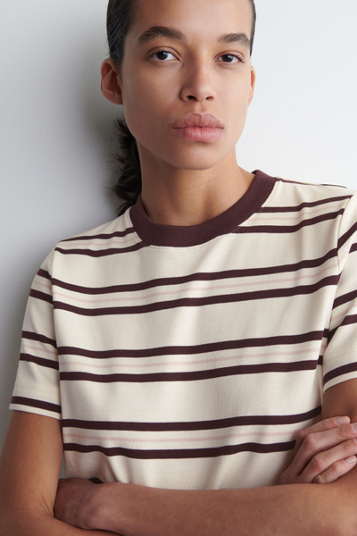 CLEAN CUT REGULAR T-SHIRT - WHITE / BURGUNDY / STRIPED | COS