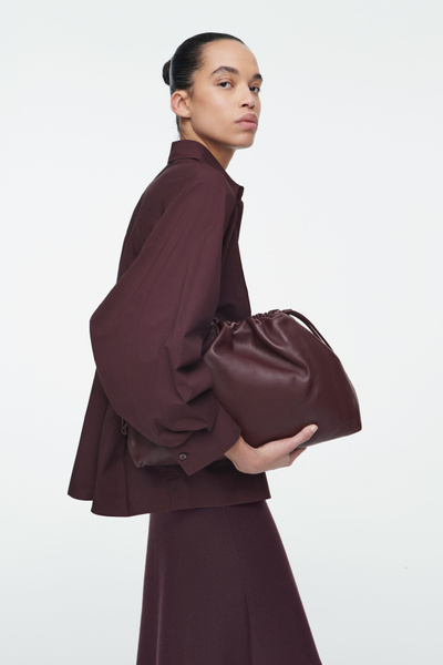 CAVATELLI CLUTCH BAG - LEATHER - BORDEAUX | COS