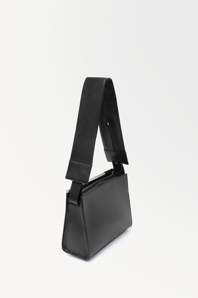 ★送料・関税込★COS★COS THE SCRUNCHIE SHOULDER BAG★ THE SCRUNCHIE SHOULDER BAG - BLACK | COS