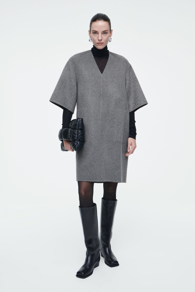 nha518です！美品✨COS V-NECK WOOL CAPEウール V-NECK MERINO WOOL JUMPER Vネックメリノウールセーター｜COS