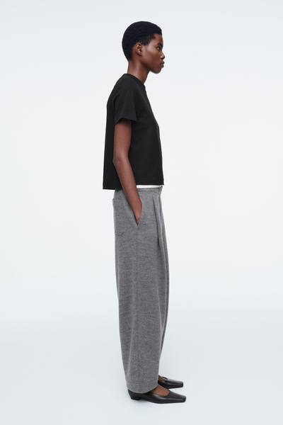 ボトムスその他 QUELLEDUE Grey melange wool trousers BOILED-WOOL BARREL-LEG TROUSERS - GREY MÉLANGE | COS