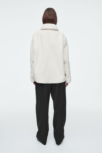 SHEARLING コート LEATHER-TRIMMED SHEARLING COAT - CREAM | COS