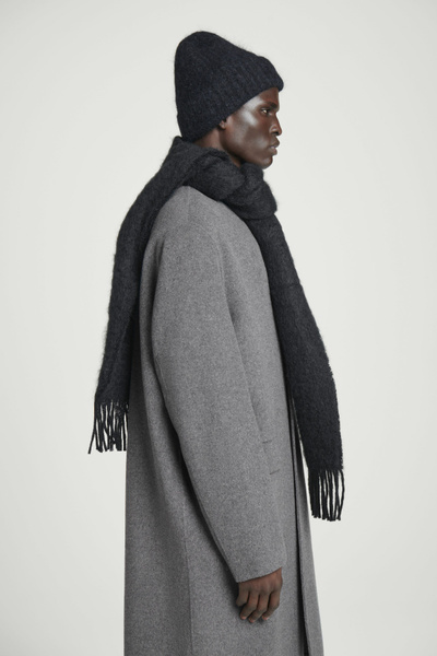 FRINGED MOHAIR SCARF - BLACK | COS