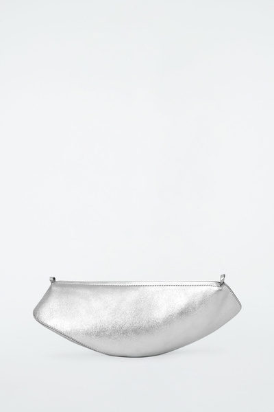 COS シルバー クッションハンドバッグ COVE CLUTCH BAG - LEATHER - SILVER | COS US