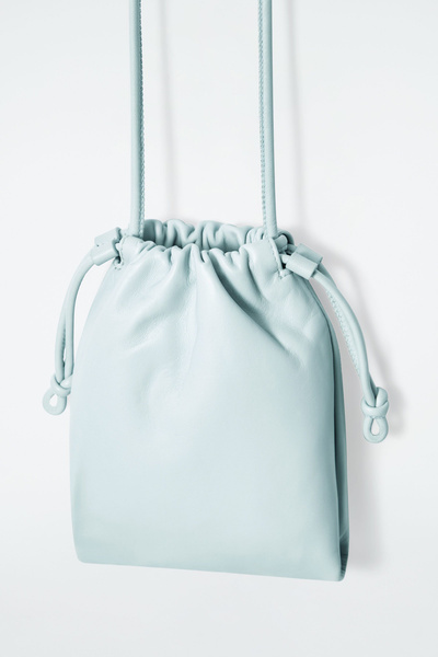【関送込】COS CAVATELLI フォンポーチ - レザー CAVATELLI PHONE POUCH - LEATHER - PALE BLUE | COS
