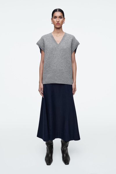nha518です！美品✨COS V-NECK WOOL CAPEウール COS V-Neck Knitted Wool Cape in DARK BEIGE | endource