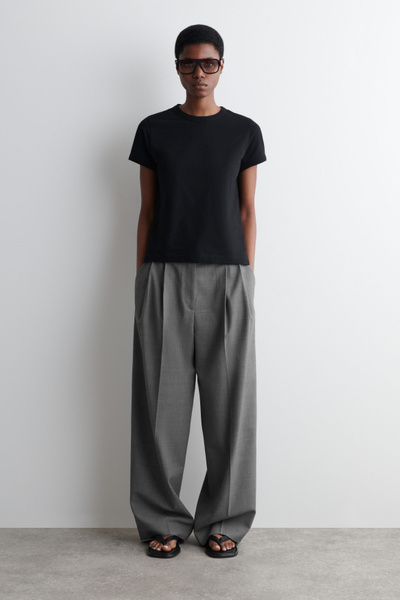 SHRUNKEN RINGER T-SHIRT - BLACK | COS