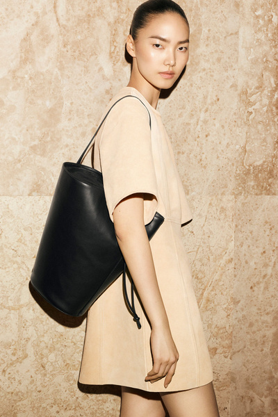 韓国人気ブランド★HAZZYS ★ Iconic Black Nylon Bucket Bag 韓国 HAZZYS(へジス) - 海外通販のBUYMA