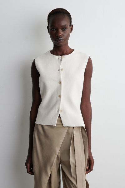 期間限定のお買い得商品 - VEST COTTON KNITTED IVORY COS | トップス