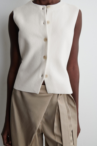 KNITTED COTTON VEST - IVORY | COS
