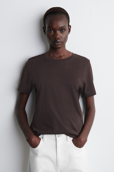 Tシャツ・カットソー ETMON Curved Neck Slit TShirt, Ash Brown Curved Neck Slit T-Shirt, Ash Brown - 감도 깊은 취향 셀렉트