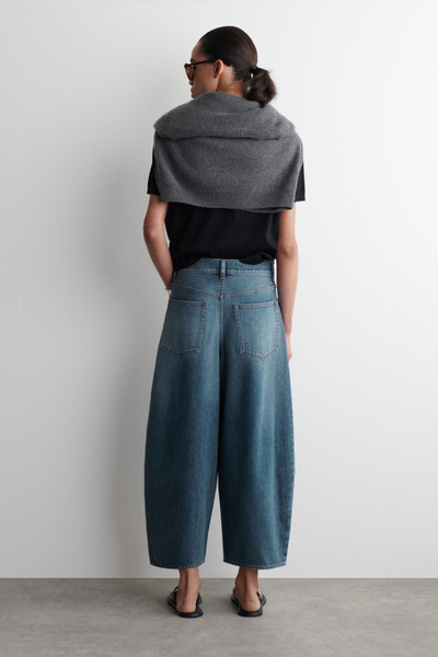 ⭐︎hana⭐︎ COS TWINEジーンズ - バレル TWINE BARREL-LEG JEANS TWINEジーンズ - バレル ダークブルー｜COS