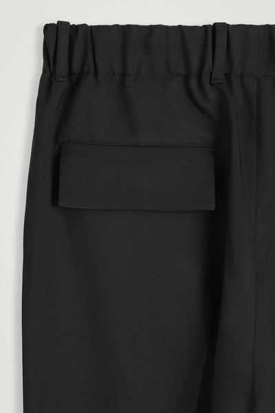 OVY x GHbM BRITISH TWILL TROUSERS M ブラック ELASTICATED WOOL-TWILL PANTS - BLACK | COS