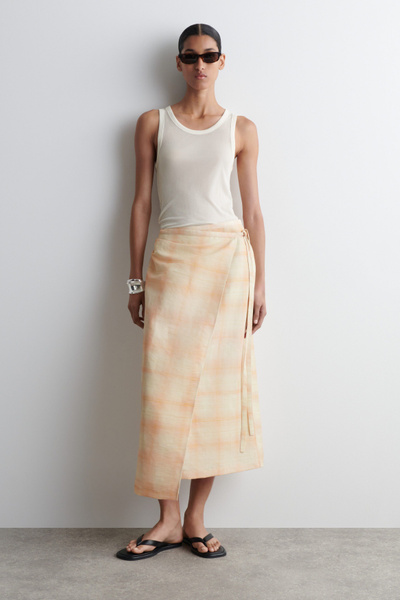 ★LOW CLASSIC★ STRING CHECKED MIDI SKRITBEIGE CHECKED MIDI WRAP SKIRT - APRICOT / CHECKED | COS