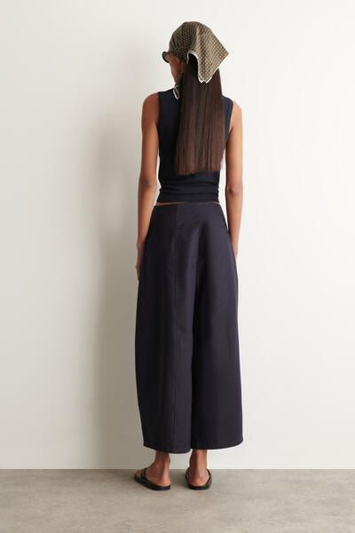 CROPPED BARREL-LEG COTTON TROUSERS - NAVY | COS