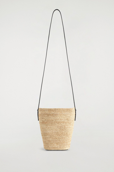 MINI BUCKET BAG - STRAW - BEIGE / BLACK | COS US