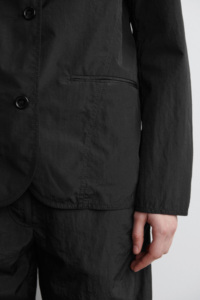 【COS】ナイロンブレザー DECONSTRUCTED NYLON BLAZER ナイロンブレザー｜COS コス 公式