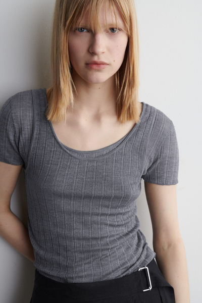Nala Croppded knit top 水陸両用 RIBBED-KNIT SILK TANK TOP - GRAY MÉLANGE | COS