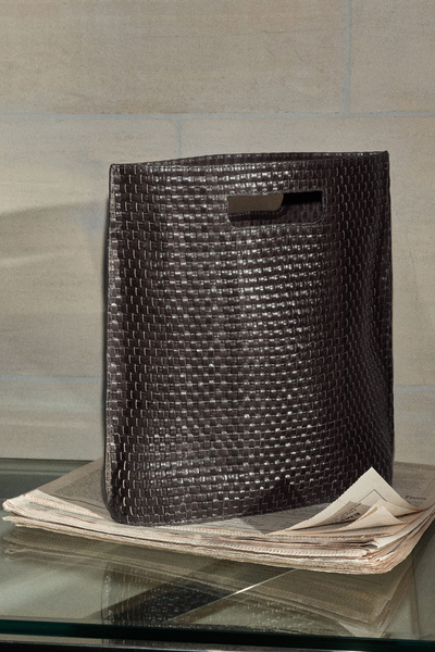 【COS】FOLIO HAND-WOVEN BAG - LEATHER レザーバッグ FOLIO HAND-WOVEN BAG - LEATHER - DARK BROWN | COS