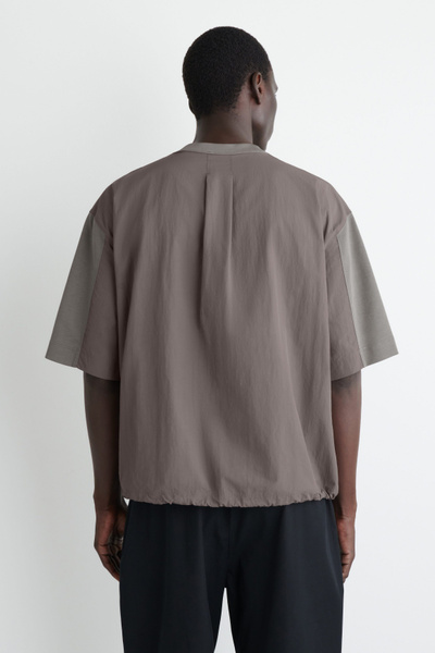 トップス maillot mature Cotton Pile Wide Trainer OVERSIZED NYLON-PANELED T-SHIRT - MOLE | COS