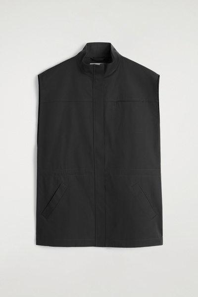 【Sサイズ※大きめ】SHIELD UTILITY VEST BLK ダントツ撥水 MOCK-NECK UTILITY VEST - BLACK | COS