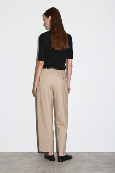BARREL-LEG COTTON CHINOS - BEIGE | COS