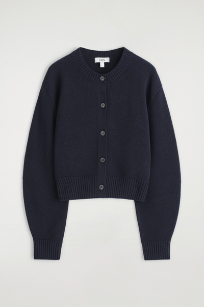 カーディガン rosyluce CROPPED KNIT CARDIGAN navy MERINO WOOL CARDIGAN - NAVY | COS
