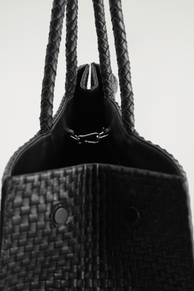 GALLERY HAND-WOVEN TOTE BAG - LEATHER - BLACK | COS US