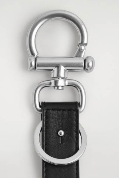 【未開封・未使用品】LEATHER ROOM KEYRING LEATHER KEYRING - BLACK | COS