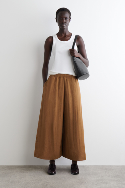 VOLUMINOUS CULOTTES - BROWN | COS US