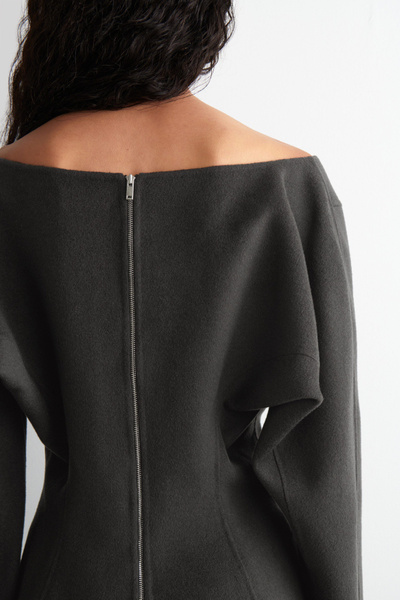 nha518です！美品✨COS V-NECK WOOL CAPEウール nha518です！美品✨COS V-NECK WOOL CAPEウール nha518様専用