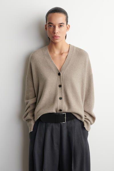 トップス OVY Lamb Wool Crew Neck Cardigan (beige) CASHMERE V-NECK CARDIGAN - BEIGE | COS US